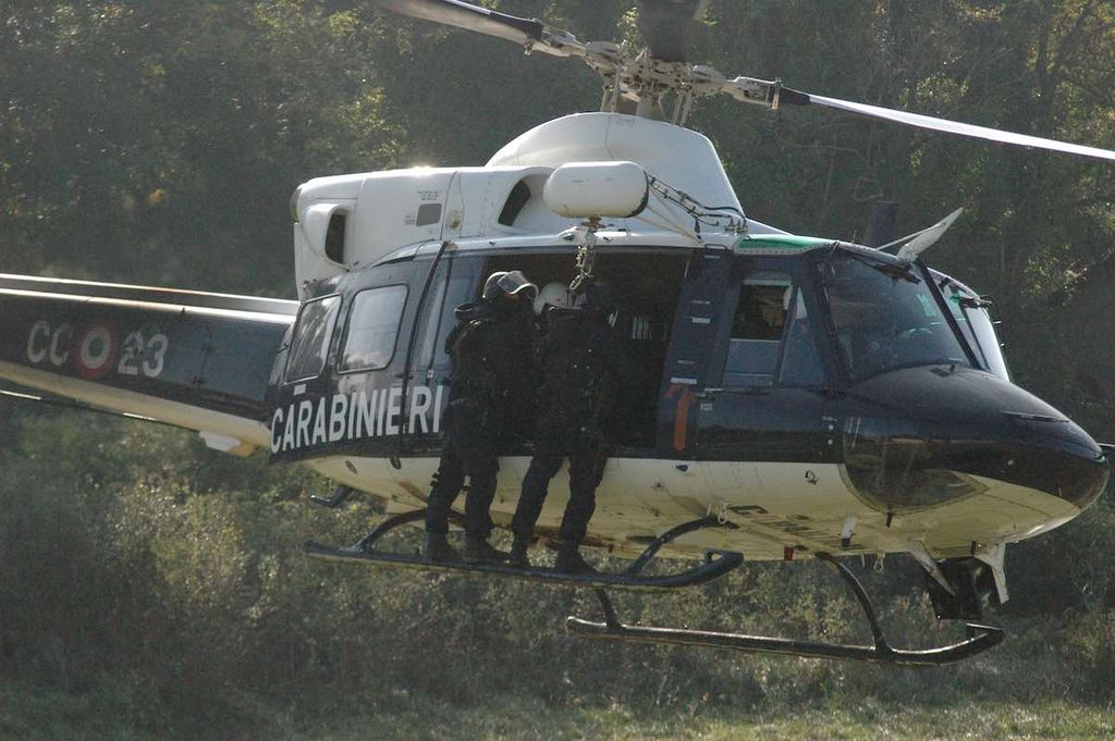 Appennino toscano. Una squadra di Carabinieri del Gruppo Intervento Speciale elitrasportato in avvicinamento ad centro di addestramento del GIS per un'esercitazione che prevede la liberazione di un ostaggio. Foto V. Sottosanti / Archivio LIMEN