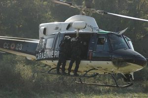 Appennino toscano. Una squadra di Carabinieri del Gruppo Intervento Speciale elitrasportato in avvicinamento ad centro di addestramento del GIS per un'esercitazione che prevede la liberazione di un ostaggio. Foto V. Sottosanti / Archivio LIMEN