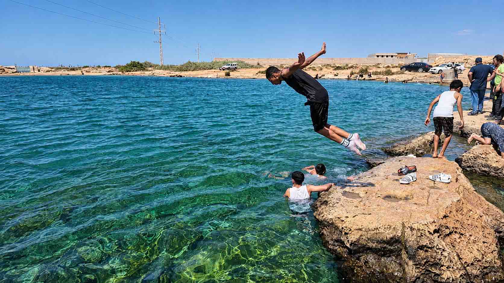 Bengasi ragazzi che si tuffano nella risorgenza di acqua dolce della laguna di El Zeiyana a Bengasi (Libia). Foto Vincenzo Sottosanti / Archivio LIMEN