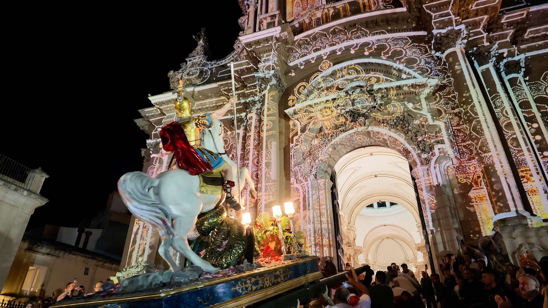 Il rientro di San Giorgio: la salita che emoziona Ibla