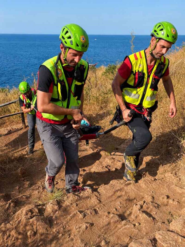 Il 21 agosto 2026, i volontari del Soccorso Alpino sono dovuti intervenire lungo i sentieri della Riserva Naturale dello Zingaro per recuperare una turista colta da malore per aver sottovalutato le condizioni climatiche proibitive. Foto Archivi CNSAS - Sicilia