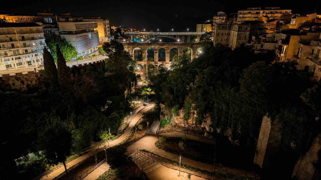 Ragusa. Parco urbano di Cava Santa Domenica in notturna