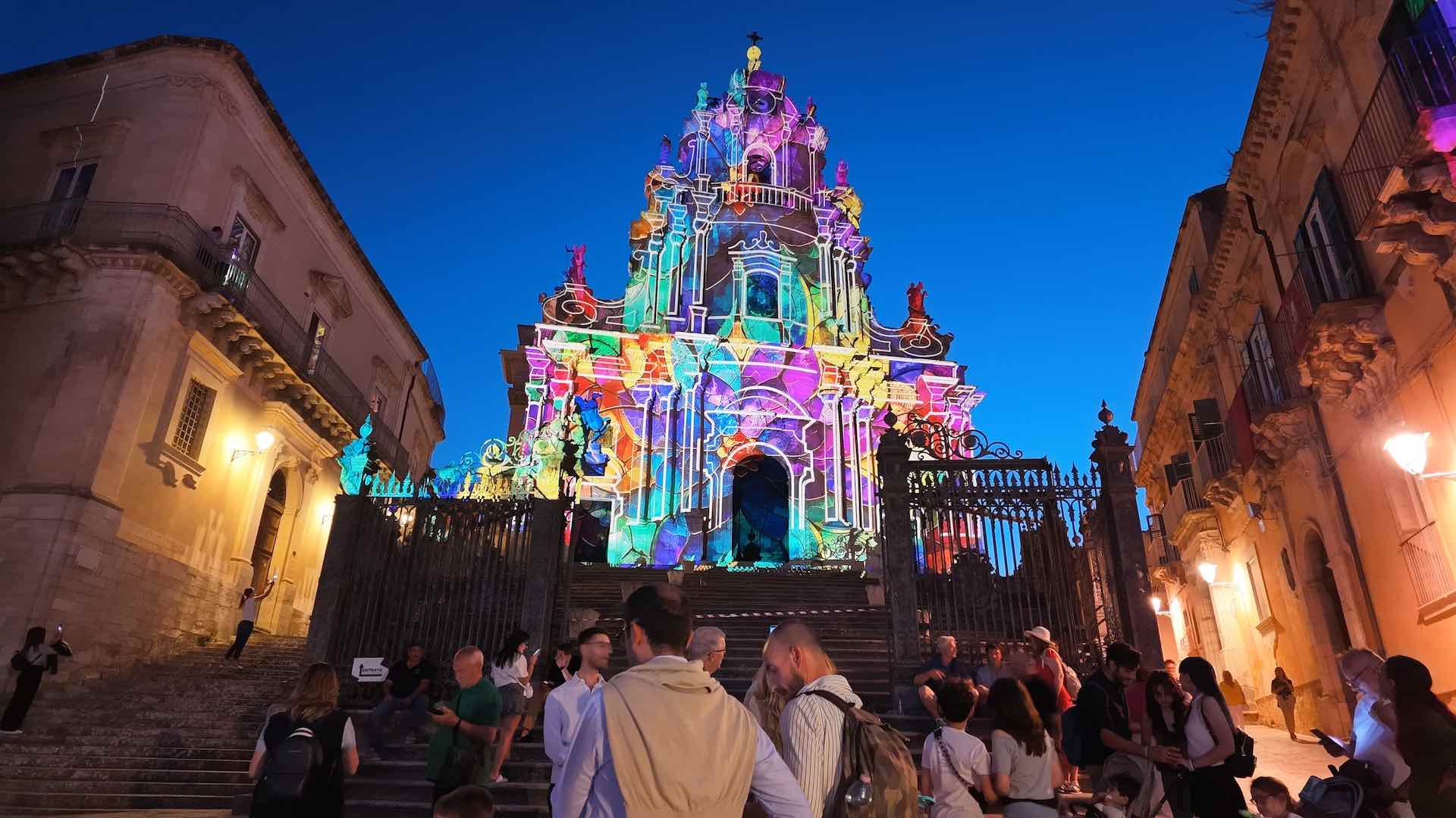 Il video mapping illumina la storia: il Duomo di Ragusa Ibla si trasforma durante la festa di San Giorgio