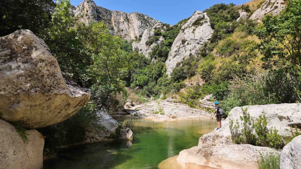 Cavagrande del Cassibile (Siracusa). Le profonde incisioni fluviali, le pareti calcaree e i laghetti naturali raccontano uno dei paesaggi più spettacolari degli Iblei. Un patrimonio ambientale che aiuta a comprendere le ragioni alla base del lungo percorso per l’istituzione del Parco nazionale degli Iblei, avviato nel 2007 e ancora al centro del confronto tra tutela, comunità locali e sviluppo del territorio. Foto Vincenzo Sottosanti / Archivio LIMEN