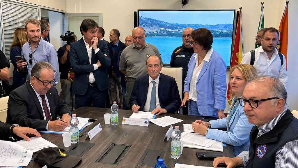 Palermo, 18 giugno 2025. Il presidente della Regione Siciliana Renato Schifani firma la convenzione AIB 2025 in occasione dell’inaugurazione della nuova Sala operativa unica regionale per il coordinamento delle emergenze e degli incendi boschivi. Alla firma partecipano, tra gli altri, l’assessore al Territorio e Ambiente Giusi Savarino, il capo della Protezione civile regionale Salvo Cocina, la comandante del Corpo Forestale Dorotea Di Trapani, il prefetto di Palermo Massimo Mariani e il direttore regionale dei Vigili del Fuoco Agatino Carrolo. La struttura riunisce Protezione civile, Corpo Forestale e Vigili del Fuoco con l’obiettivo di rendere più rapido ed efficace il contrasto agli incendi in Sicilia. Foto Ufficio stampa Presidenza Regione Siciliana