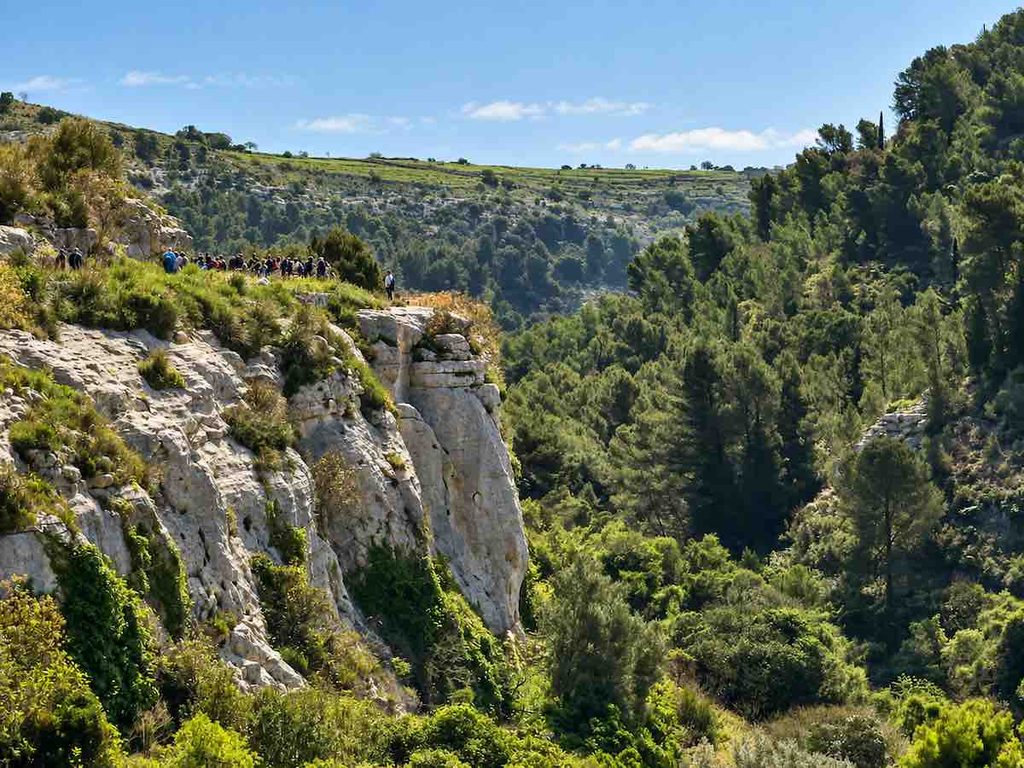 Cava della Misericordia, Ragusa. La grande vallata, oggi apprezzata per il suo valore naturalistico e paesaggistico, non può essere considerata separatamente dall’altopiano ibleo che la circonda, profondamente antropizzato. A dimostrarlo è anche l’inquinamento delle falde acquifere che alimentano le sue sorgenti: acque che, fino al 2010, contribuivano all’approvvigionamento potabile di circa **12.000 abitanti della vicina Ragusa. Foto Vincenzo Sottosanti / Archivio LIMEN
