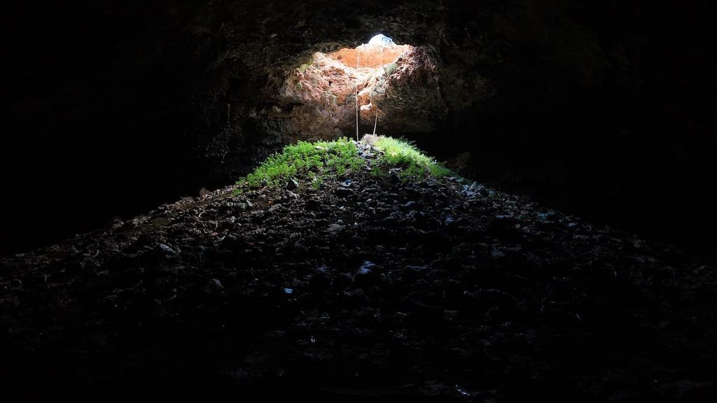 Una cavità carsica dell’altopiano di Al Jabal Akhdar, in Cirenaica. Le ricerche del Cyrenaica Karst Project sui rapporti tra grotte, acque sotterranee e attività umane rappresentano una delle esperienze internazionali del CIRS che alimentano il confronto scientifico di Man and Karst 2026, dedicato alla conoscenza e alla tutela dei territori carsici del Mediterraneo. Foto Vincenzo Sottosanti / Archivio LIMEN.
