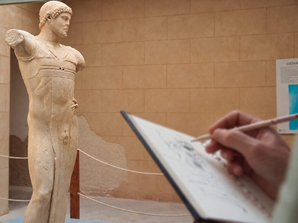 Pedro Cano disegna il Giovane di Mozia. Davanti alle tracce delle civiltà del passato, Cano cerca ciò che resiste al tempo: «Sono icone di un mondo passato». Nel suo IX Mediterranei la Sicilia è rappresentata anche attraverso tre sculture che considera straordinarie: la Venere di Siracusa, il Satiro danzante di Mazara del Vallo e il Giovane di Mozia, «tre momenti incredibili» della storia e dell’arte mediterranea.