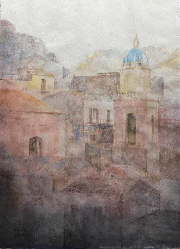 Ragusa e la luce mediterranea. «È una luce che corre, che mette in relazione una città con l’altra»: nell’acquarello di Cano la luce non illumina semplicemente le architetture, ma le attraversa, le trasforma e le lega al paesaggio. A Ragusa sembra spostarsi continuamente, facendo emergere, insieme alle forme della città, la sua autenticità più profonda.