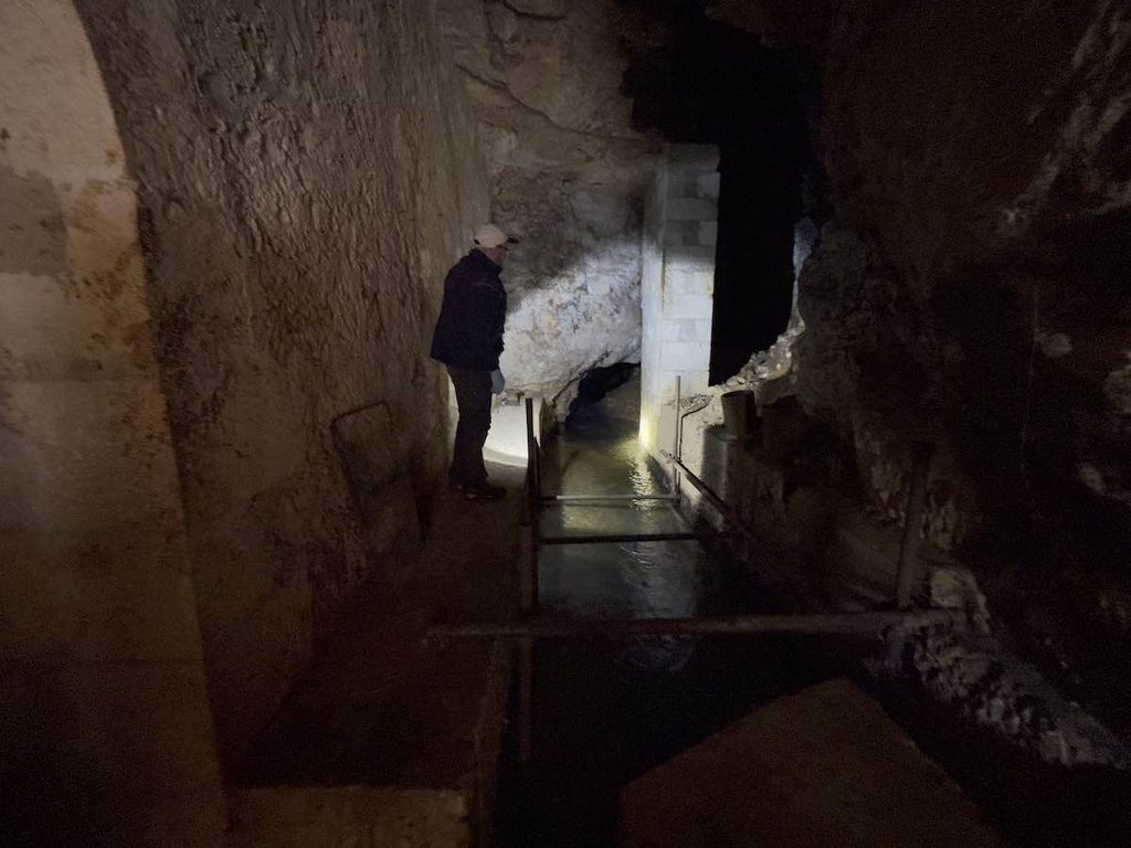 Sorgenti di Cava Misericordia, Ragusa. Dalla roccia calcarea, l’acqua riaffiora dopo avere attraversato il sottosuolo carsico dell’altopiano ibleo. Per anni queste sorgenti hanno fornito acqua potabile a circa 12.000 abitanti di Ragusa, fino a quando l’emergere di fenomeni di contaminazione ne ha interrotto l’utilizzo potabile. Il problema nasce ben oltre i confini della cava, in un altopiano oggi fortemente antropizzato e direttamente connesso al sistema idrogeologico che alimenta le sorgenti. È anche qui che si misura il significato dell’istituzione del Parco degli Iblei: non soltanto proteggere gli ambienti naturali più integri, ma regolare le attività antropiche nelle aree più trasformate, riducendo le pressioni sul territorio e salvaguardando una risorsa essenziale per la nostra esistenza: l’acqua. Foto Archivio LIMEN.