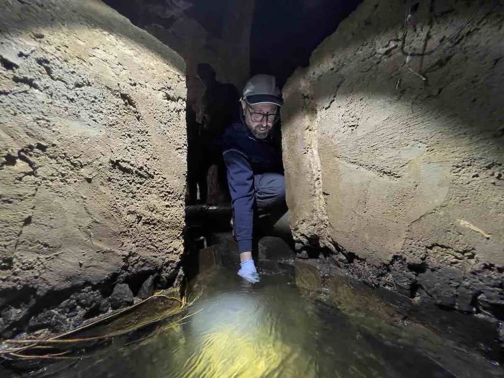 Sorgente Misericordia, Ragusa. Un tecnico di ARPA Sicilia durante le operazioni di campionamento all’interno della sorgente, effettuate il 19 aprile 2026 per monitorare la qualità delle acque e verificare i livelli di contaminazione della falda che alimenta il sistema sorgentizio della Cava della Misericordia. Foto Vincenzo Sottosanti / Archivio LIMEN
