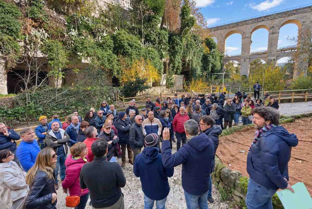 Ragusa, Cava Santa Domenica. Il 6 dicembre 2025 numerosi cittadini hanno visitato il cantiere accompagnati dall’assessore Giovanni Giuffrida e dai responsabili dei lavori, l’ingegnere Alberto Iacono e l’architetto Gianfranco Tomasi. La visita ha dato avvio a un percorso di democrazia partecipativa, dal quale sono nate proposte per la futura gestione del parco urbano. Foto V. Sottosanti / Archivio LIMEN