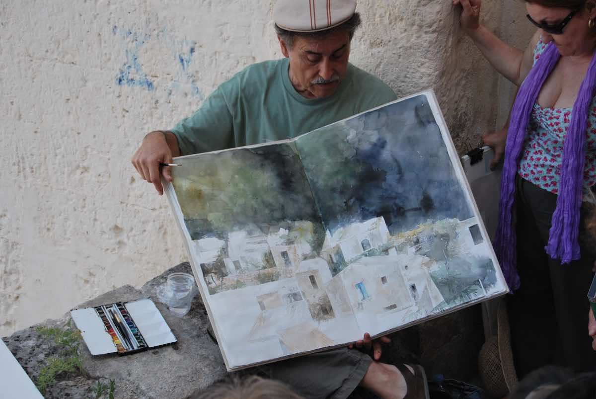 Pedro Cano durante il seminario di pittura tenuto a Ragusa nel 2011. In quei giorni la città gli conferì la cittadinanza onoraria. Cano ricorda ancora la sala del Comune piena di allievi e amici e, soprattutto, la sorpresa di quel riconoscimento: non se lo aspettava e ne conserva il ricordo come uno dei momenti più emozionanti del suo rapporto con Ragusa. Foto Fiorella Fiore / Archivio Fundación Pedro Cano