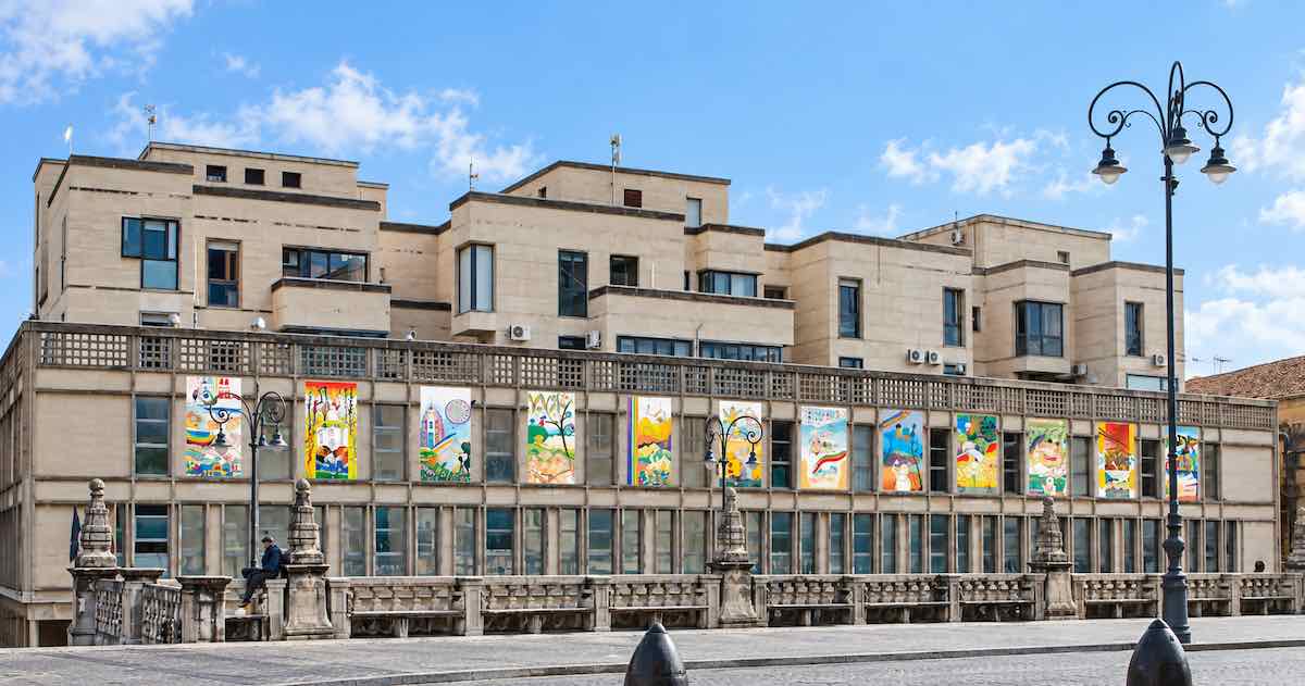«Ragusa si racconta»: il concorso artistico che dà voce agli studenti e trasforma la città in un laboratorio di integrazione sociale nel Mediterraneo.